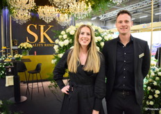 Lindy Grootscholten en Leon van der Linden van SK Quality Roses in de nieuwe stand.